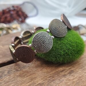 Round Medallion Bracelet Stretch B3424